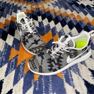 Nike iD Roshe x Pendleton Aztec Wool Womens Size 9 Black Sneaker Shoes EUC